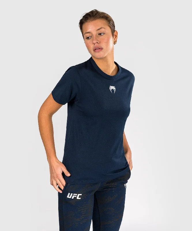 T-shirt à Manches Courtes pour Femmes UFC Fusion by Venum Fight Week - Bleu Océanique Denim Fabric Leather Fabric Suede Fabric T-shirt à Manches Courtes pour Femmes UFC Fusion by Venum Fight Week - Bleu Océanique Denim Fabric Leather Fabric Suede Fabric