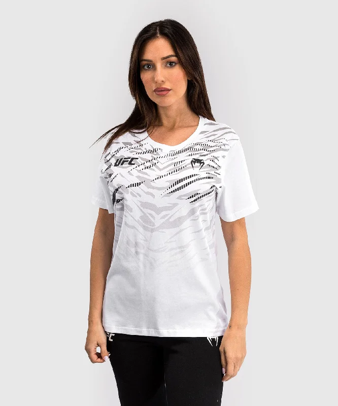 T-shirt à Manches Courtes pour Femmes UFC Fusion by Venum Replica - Blanc Fleece Fabric Down Fabric Feather Fabric T-shirt à Manches Courtes pour Femmes UFC Fusion by Venum Replica - Blanc Fleece Fabric Down Fabric Feather Fabric