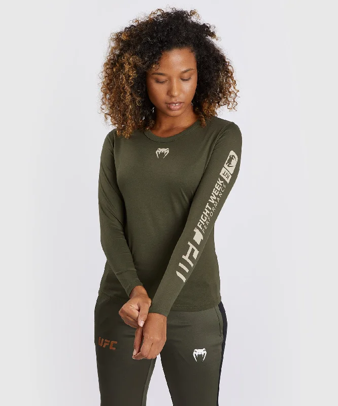 T-shirt à manches longues en coton pour Femmes UFC Adrenaline by Venum Fight Week - Kaki/Bronze Collared T-Shirt Boat Neck A-Line T-shirt à manches longues en coton pour Femmes UFC Adrenaline by Venum Fight Week - Kaki/Bronze Collared T-Shirt Boat Neck A-Line