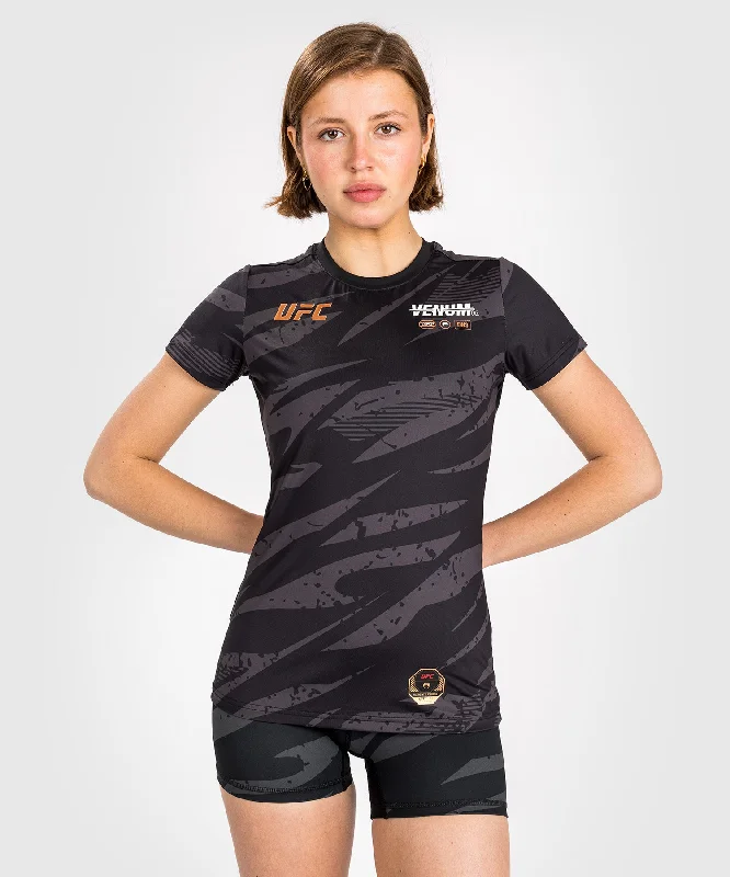 T-Shirt Dry-Tech pour Femmes UFC Adrenaline by Venum Fight Week - Urban Camo Notch Collar Peter Pan Collar Cowl Neck T-Shirt Dry-Tech pour Femmes UFC Adrenaline by Venum Fight Week - Urban Camo Notch Collar Peter Pan Collar Cowl Neck