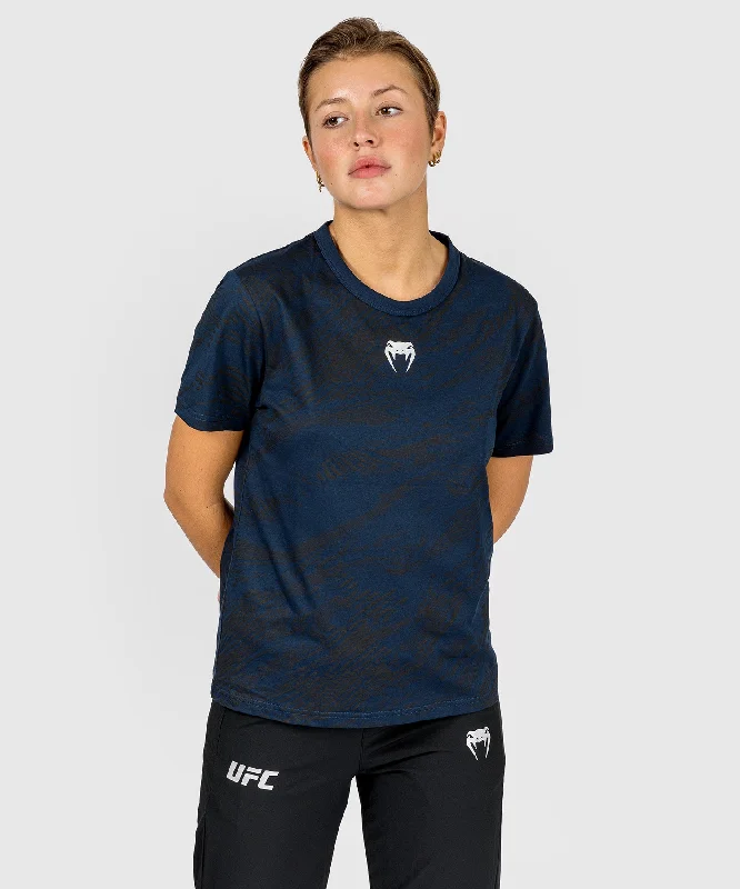 T-shirt en Coton à Manches Courtes pour Femmes UFC Fusion by Venum Fight Week - Bleu Océanique Asymmetrical Pockets Print T-shirt en Coton à Manches Courtes pour Femmes UFC Fusion by Venum Fight Week - Bleu Océanique Asymmetrical Pockets Print